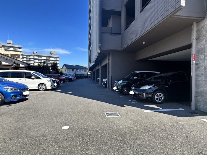 物件外観写真2　(駐車場)