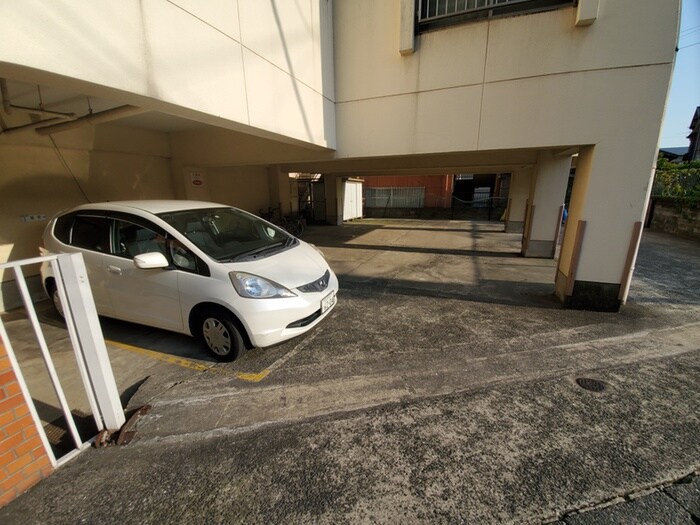 物件外観写真4　(駐車場)