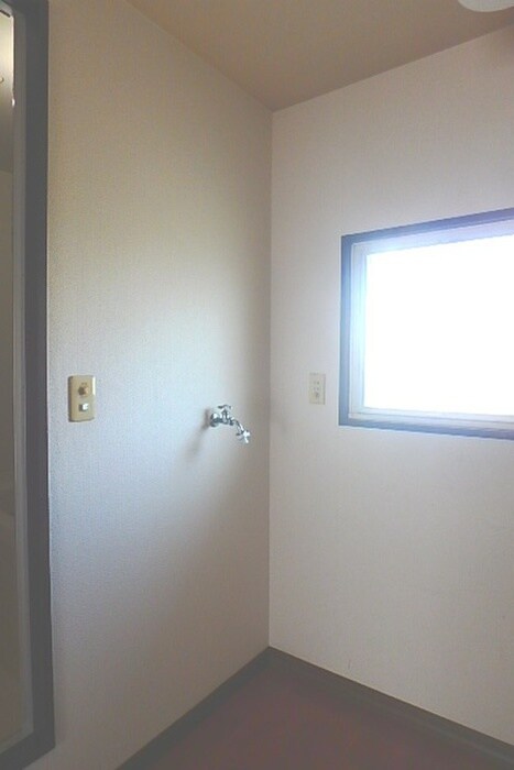 物件内観写真8　(洗濯機置場)