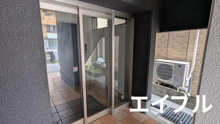 物件外観写真2　(エントランス部分)