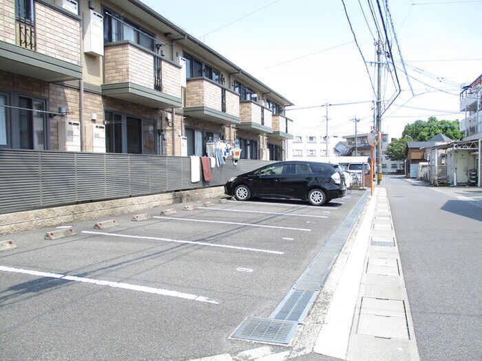 物件外観写真2　(駐車場)