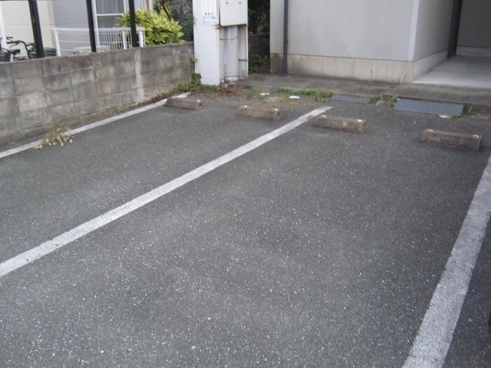 物件外観写真3　(駐車場)