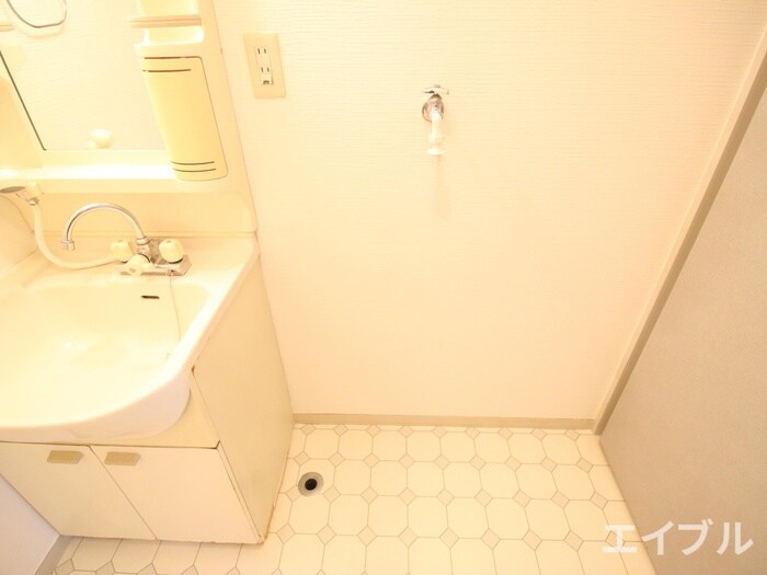 物件内観写真12　(洗濯機置場)