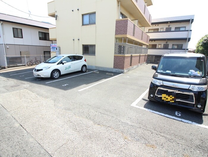 物件外観写真3　(駐車場)