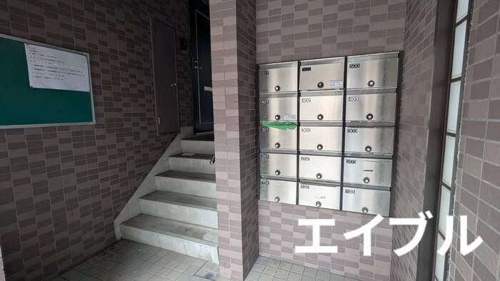 物件外観写真2　(エントランス部分)