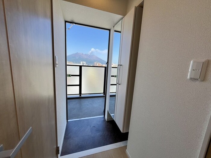 物件内観写真12　(玄関)