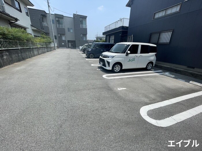 物件外観写真2　(駐車場)