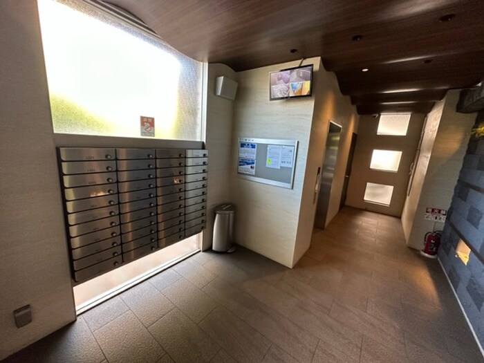 物件外観写真2　(エントランス部分)