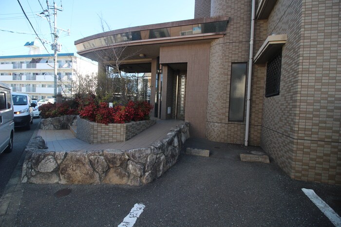 物件外観写真4　(エントランス部分)