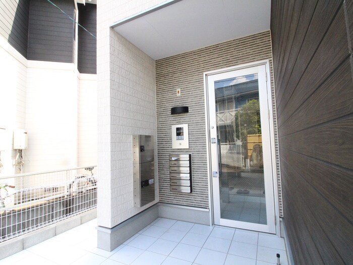 物件外観写真2　(エントランス部分)