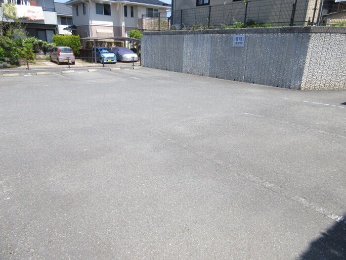 物件外観写真4　(駐車場)