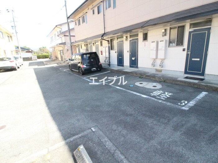 物件外観写真4　(駐車場)