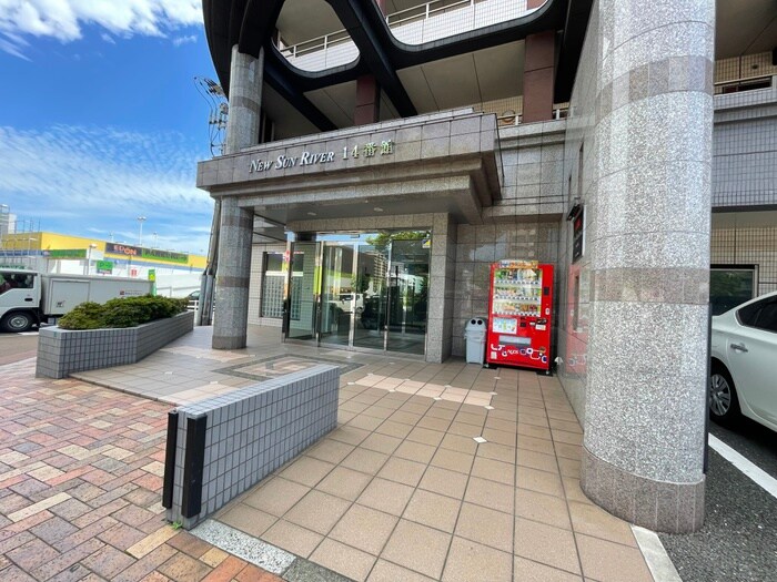 物件外観写真2　(エントランス部分)