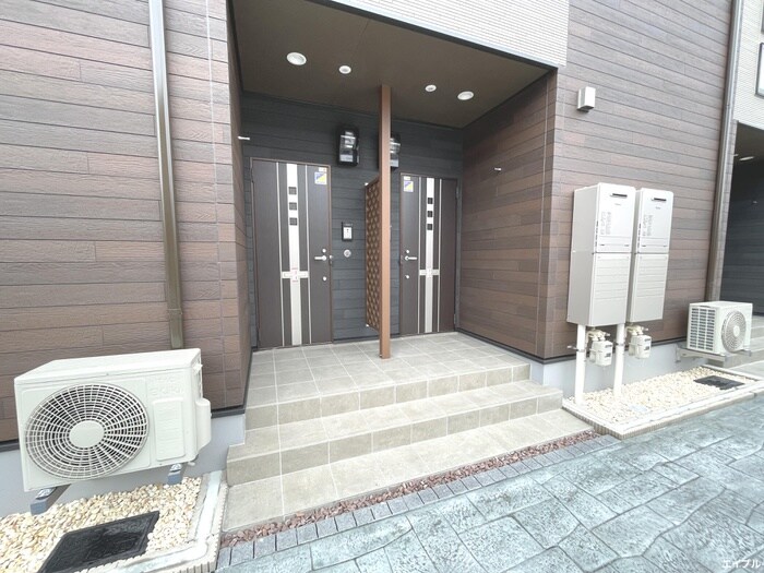 物件外観写真3　(エントランス部分)