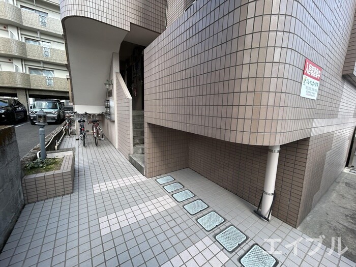 物件外観写真2　(エントランス部分)