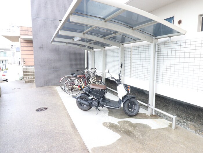 物件外観写真4　(駐輪場)