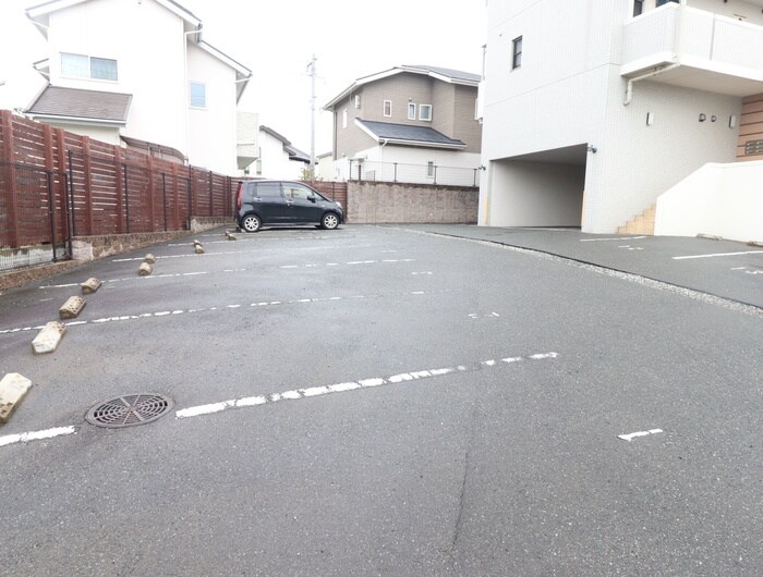 物件外観写真5　(駐車場)