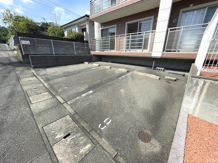 物件外観写真3　(駐車場)