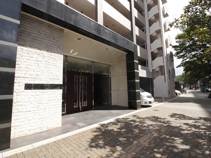 物件外観写真2　(エントランス部分)