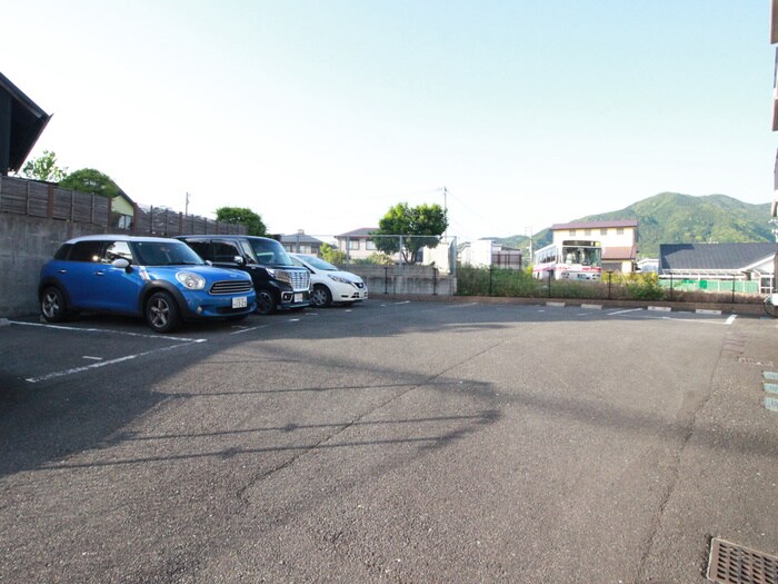 物件外観写真3　(駐車場)
