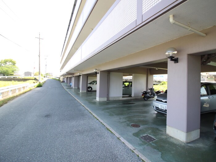 物件外観写真3　(駐車場)