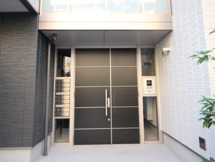 物件外観写真2　(エントランス部分)