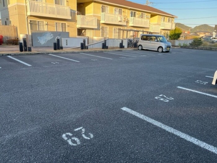 物件外観写真2　(駐車場)