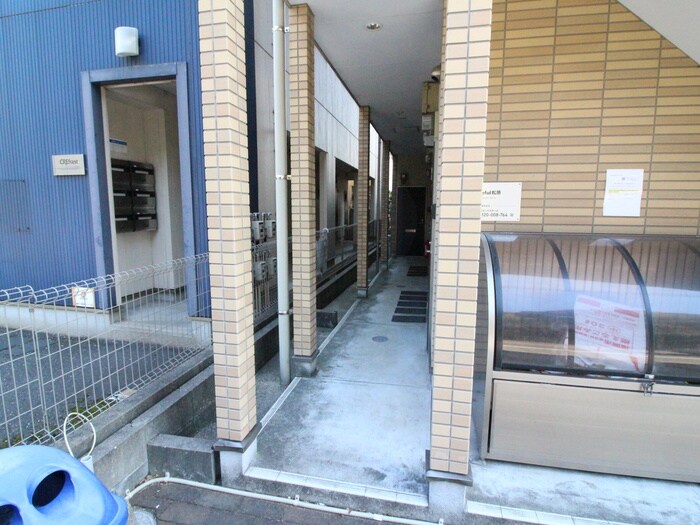 物件外観写真3　(エントランス部分)