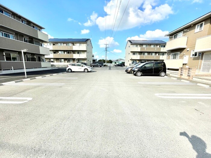 物件外観写真2　(駐車場)