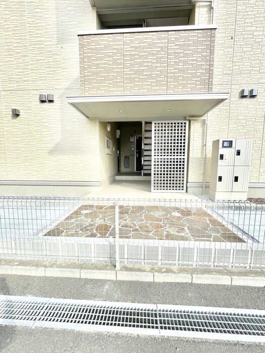 物件外観写真5　(エントランス部分)