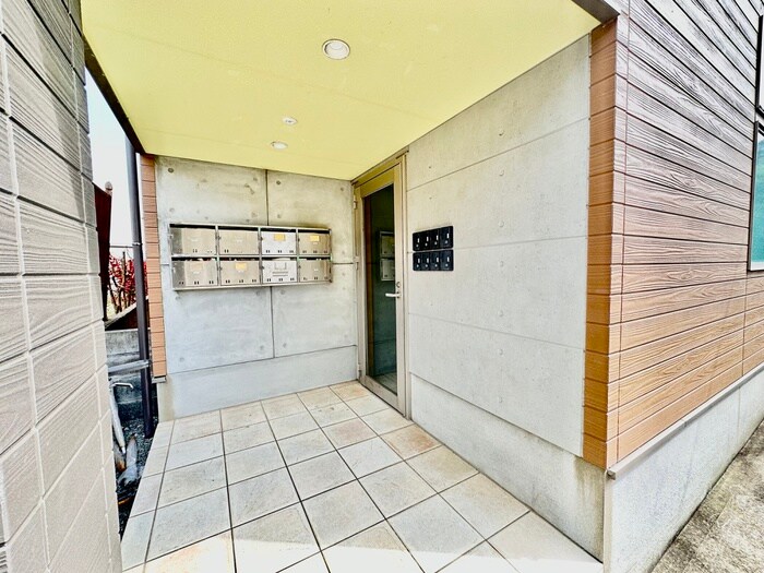 物件外観写真2　(エントランス部分)