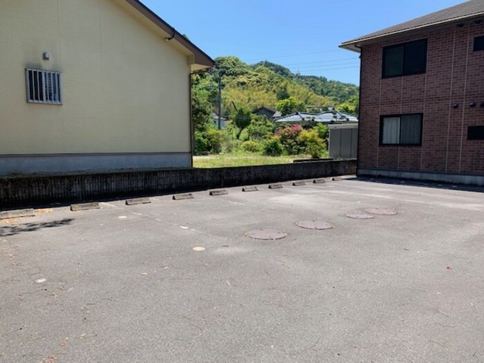 物件外観写真2　(駐車場)