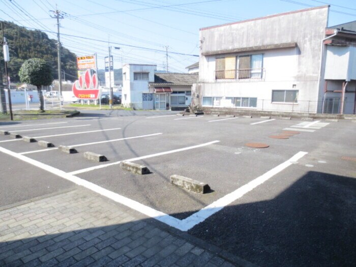 物件外観写真2　(駐車場)