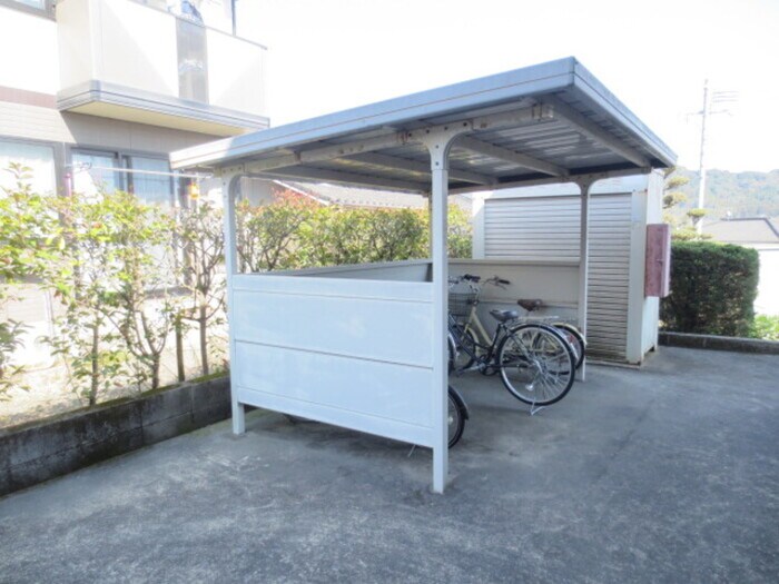 物件外観写真3　(駐輪場)