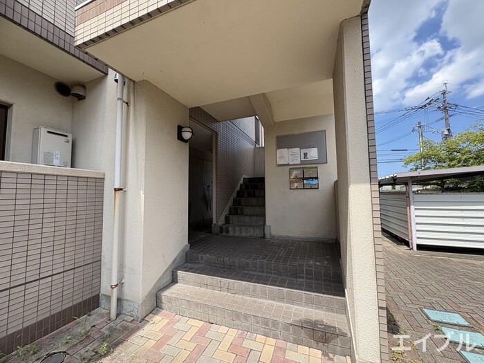 物件外観写真3　(エントランス部分)