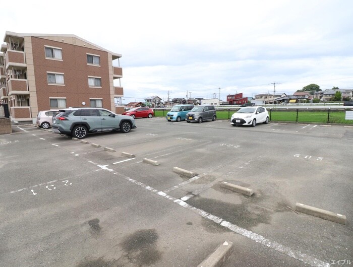 物件外観写真4　(駐車場)