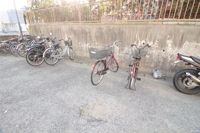 物件外観写真5　(駐輪場)