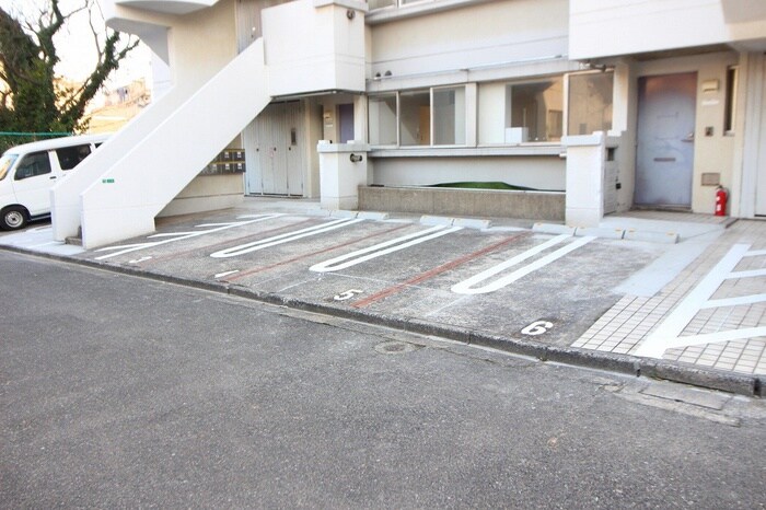 物件外観写真2　(駐車場)