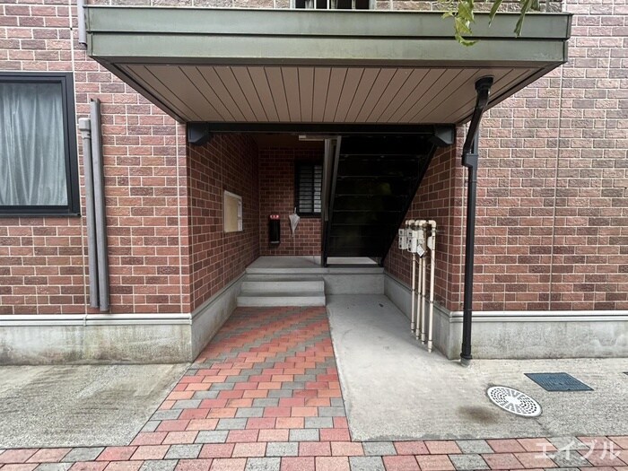 物件外観写真3　(エントランス部分)