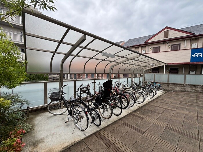 物件外観写真3　(駐輪場)