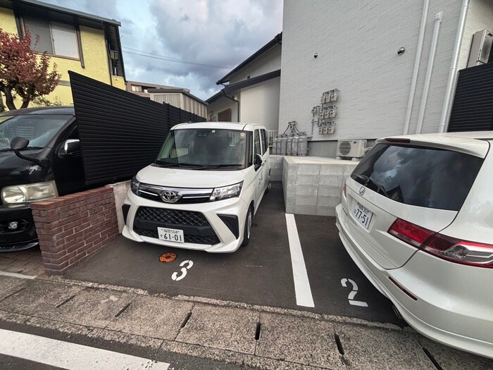 物件外観写真3　(駐車場)