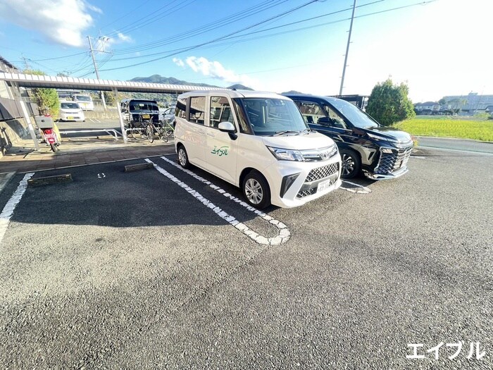物件外観写真4　(駐車場)
