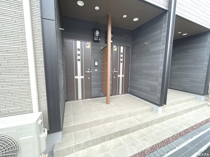 物件外観写真3　(エントランス部分)