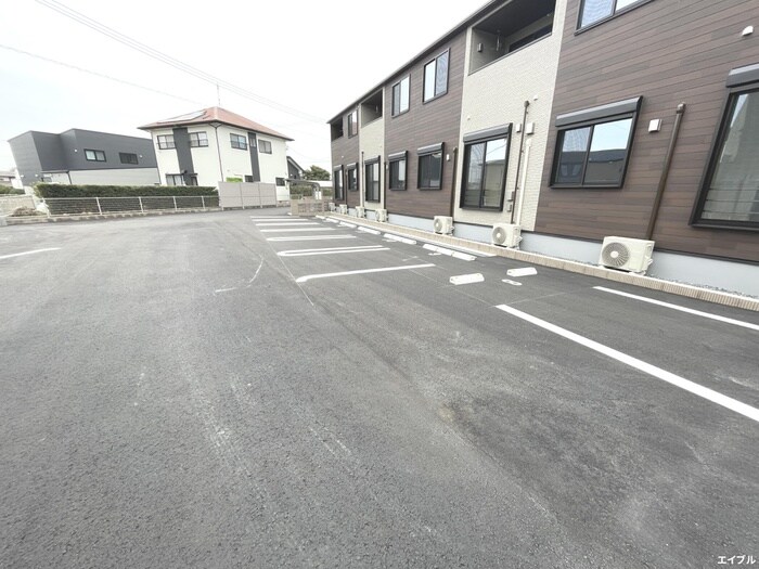 物件外観写真4　(駐車場)
