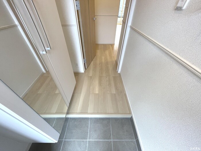 物件内観写真12　(玄関)