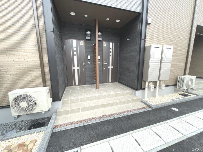 物件外観写真3　(エントランス部分)