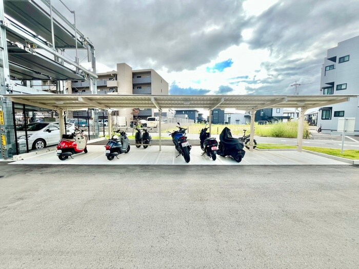 物件外観写真5　(バイク置き場)