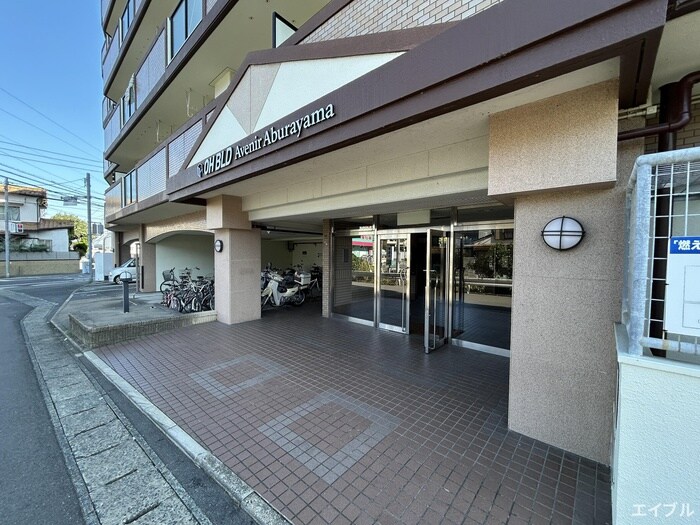 物件外観写真2　(エントランス部分)