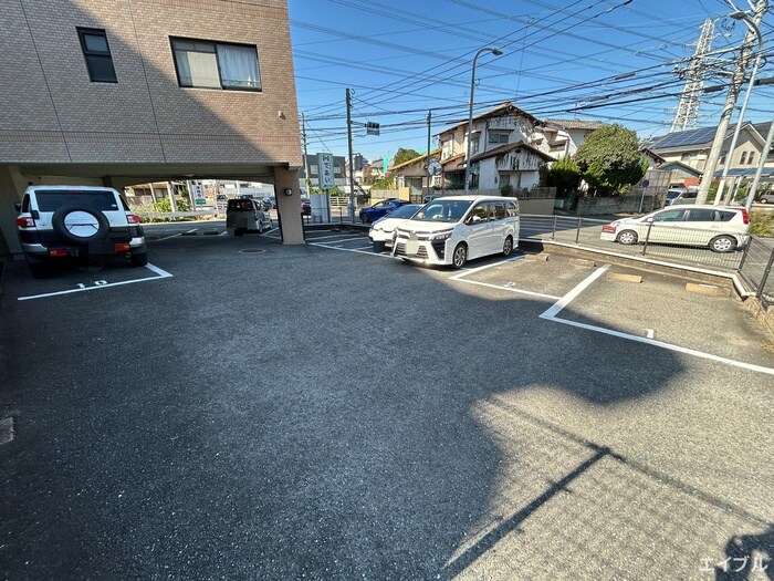 物件外観写真3　(駐車場)