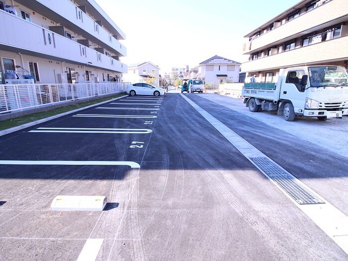 物件外観写真2　(駐車場)